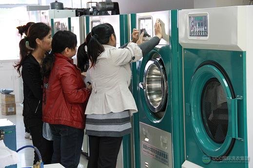 UCC干洗机种类分为石油干洗机和四氯乙烯干洗机，价格在2.5万——8万元不等